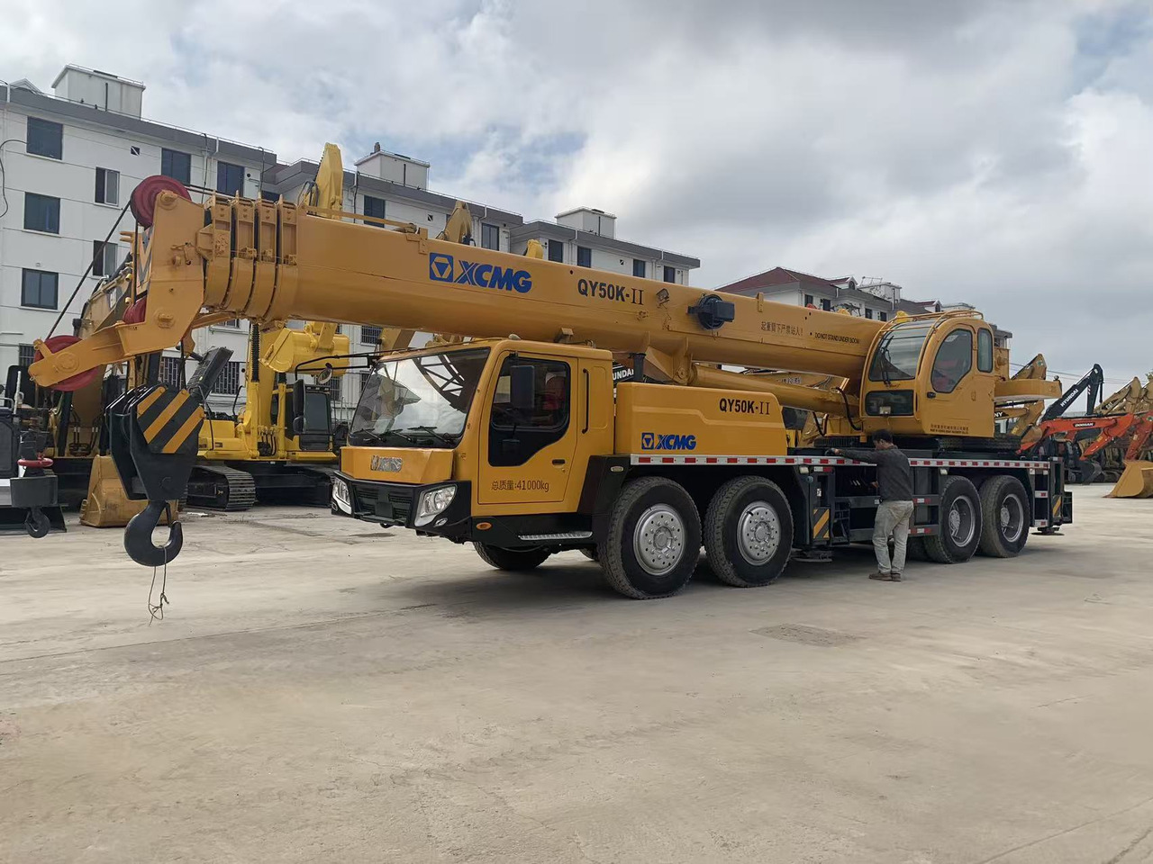 XCMG Truck Crane QY50K, QY65K, QY70K Good Price on Sale - Pokretni kran: slika 2 XCMG Truck Crane QY50K, QY65K, QY70K Good Price on Sale - Pokretni kran: slika 2