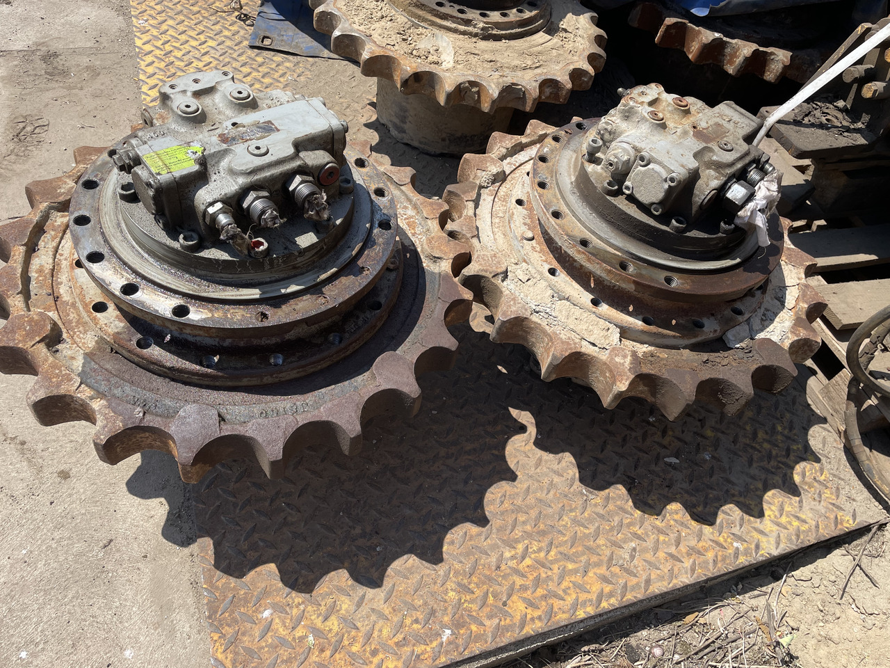 HITACHI EX 215 - Pogonski reduktor za Bager guseničar: slika 1 HITACHI EX 215 - Pogonski reduktor za Bager guseničar: slika 1