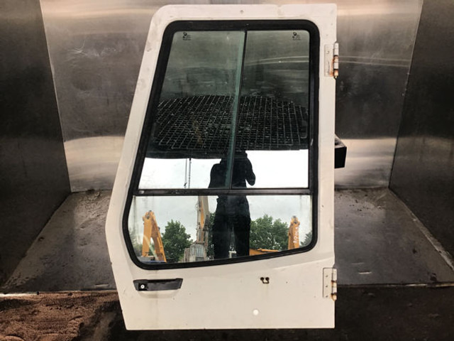 Liebherr Cabin Door - Vrata i delovi: slika 4 Liebherr Cabin Door - Vrata i delovi: slika 4