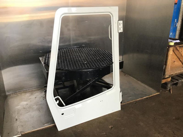 Liebherr Cabin Door - Vrata i delovi: slika 3 Liebherr Cabin Door - Vrata i delovi: slika 3