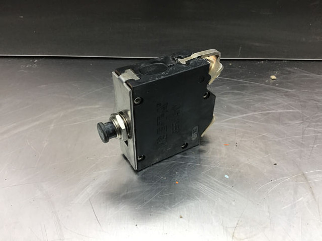 Liebherr Cable Protection Switch - Komandna tabla: slika 1 Liebherr Cable Protection Switch - Komandna tabla: slika 1