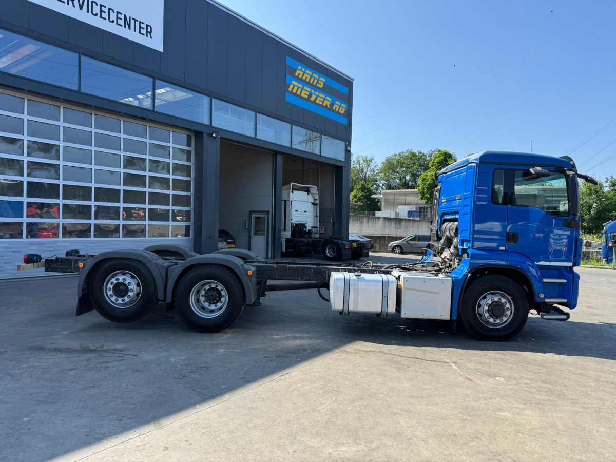 MAN TGS 26.440 6x2/4 Fahrgestell - Kamion sa golom šasijom i zatvorenom kabinom: slika 4 MAN TGS 26.440 6x2/4 Fahrgestell - Kamion sa golom šasijom i zatvorenom kabinom: slika 4