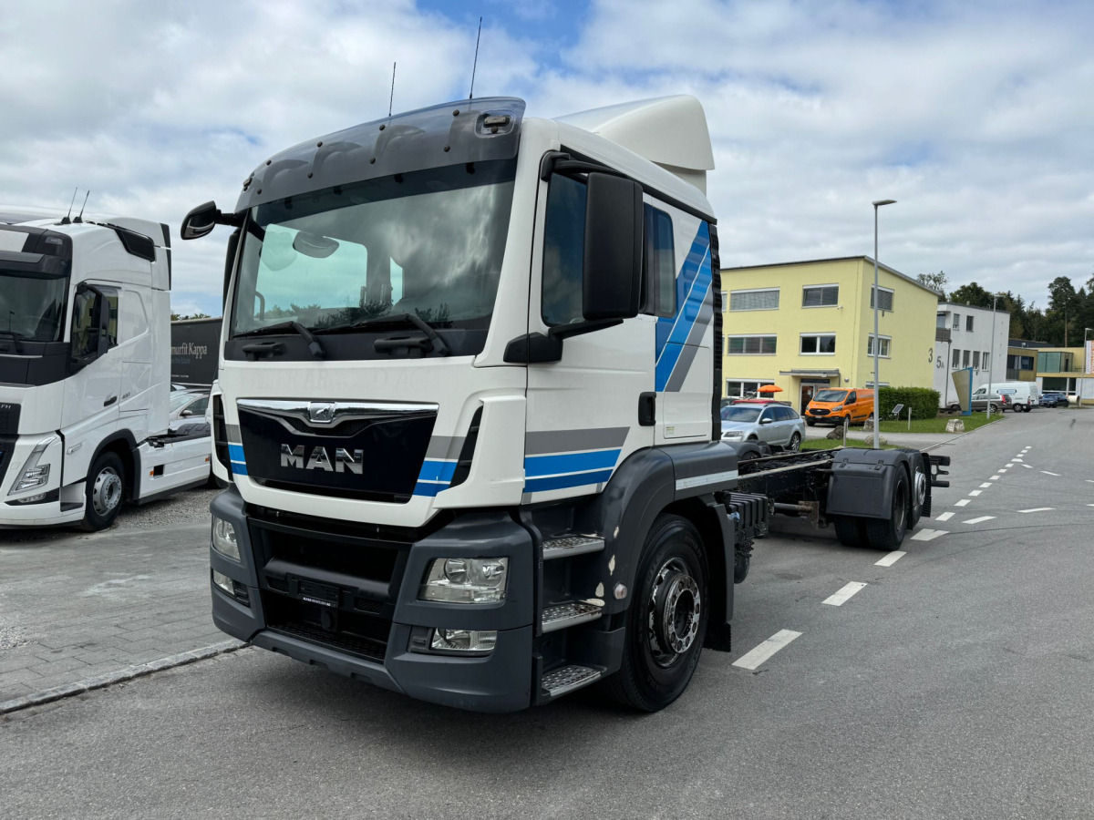 MAN TGS 26.440 6x2 Chassis - Kamion sa golom šasijom i zatvorenom kabinom: slika 1 MAN TGS 26.440 6x2 Chassis - Kamion sa golom šasijom i zatvorenom kabinom: slika 1