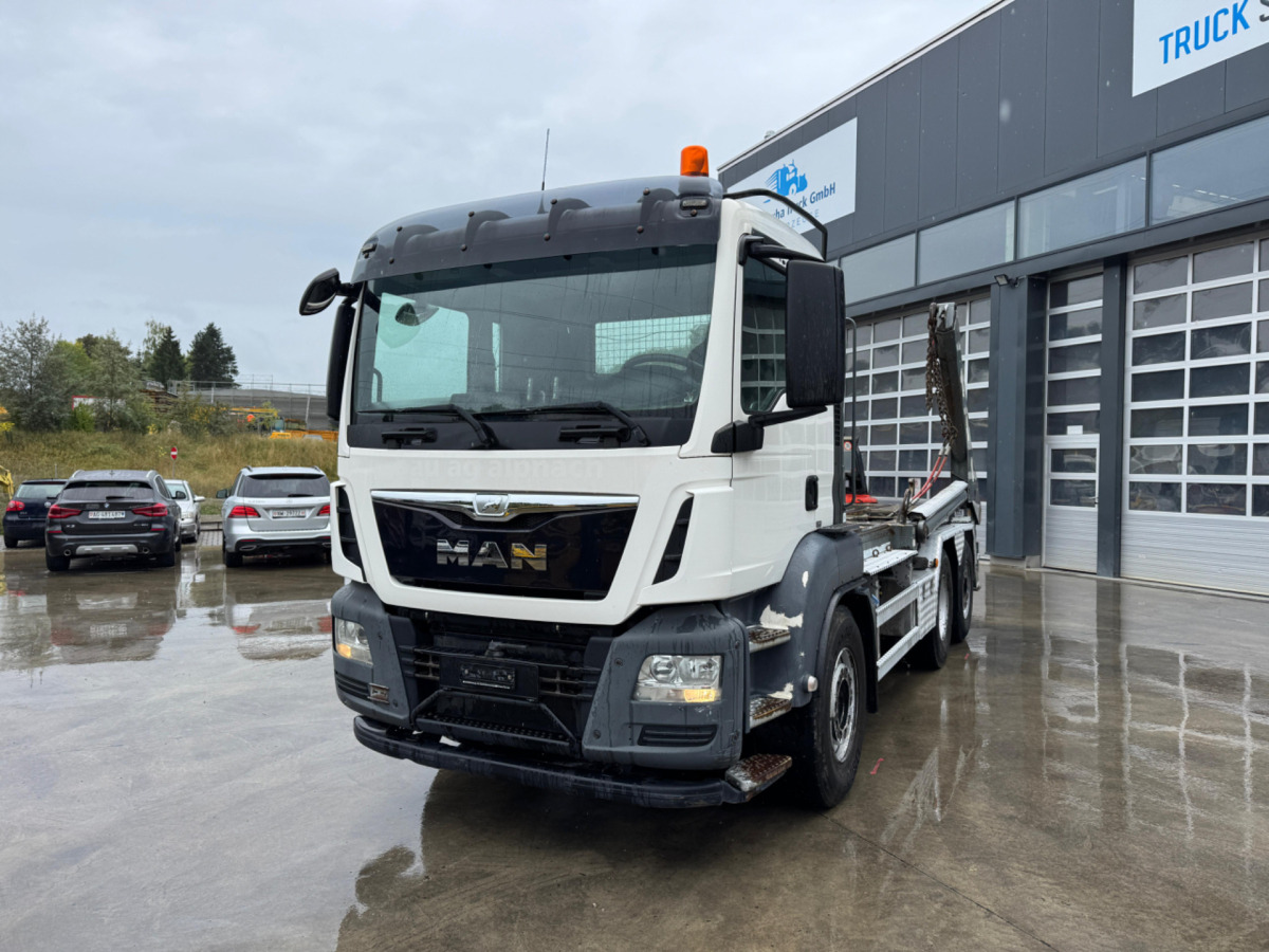 MAN TGS 28.440 6x2 UT GIGANT - Kamion za utovaranje kontejnera: slika 1 MAN TGS 28.440 6x2 UT GIGANT - Kamion za utovaranje kontejnera: slika 1