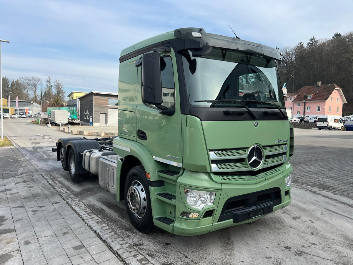 MERCEDES Actros 2543 6x2 - Kamion sa golom šasijom i zatvorenom kabinom: slika 4 MERCEDES Actros 2543 6x2 - Kamion sa golom šasijom i zatvorenom kabinom: slika 4