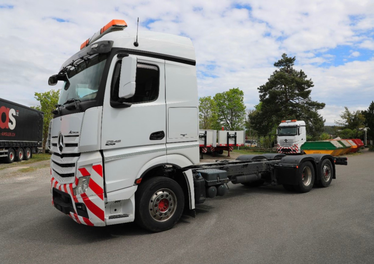 MERCEDES Actros 2548 6x2 - Kamion sa golom šasijom i zatvorenom kabinom: slika 1 MERCEDES Actros 2548 6x2 - Kamion sa golom šasijom i zatvorenom kabinom: slika 1