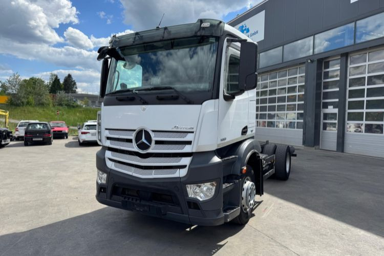 Mercedes-Benz Antos 1851 4x2 - Kamion sa golom šasijom i zatvorenom kabinom: slika 1 Mercedes-Benz Antos 1851 4x2 - Kamion sa golom šasijom i zatvorenom kabinom: slika 1