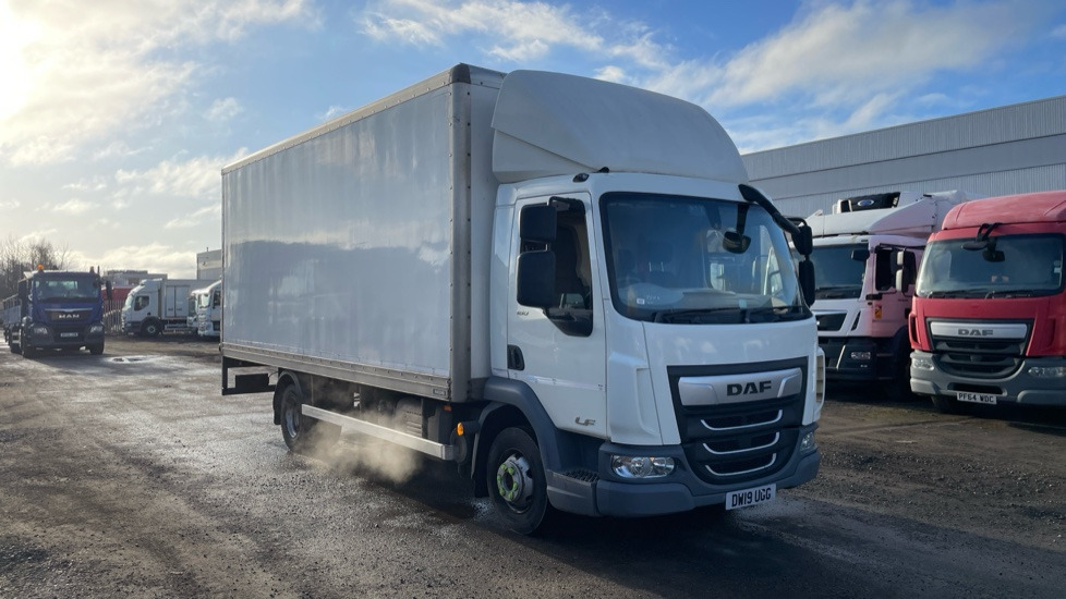 DAF LF 180 - Kamion sa zatvorenim sandukom: slika 1 DAF LF 180 - Kamion sa zatvorenim sandukom: slika 1