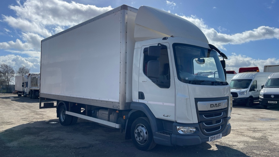 DAF LF 180 - Kamion sa zatvorenim sandukom: slika 1 DAF LF 180 - Kamion sa zatvorenim sandukom: slika 1