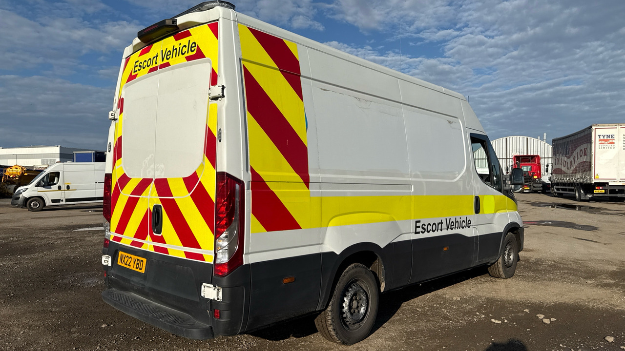 IVECO DAILY 35-140 2.3 HI-MATIC 3520 WB - Furgon: slika 4 IVECO DAILY 35-140 2.3 HI-MATIC 3520 WB - Furgon: slika 4
