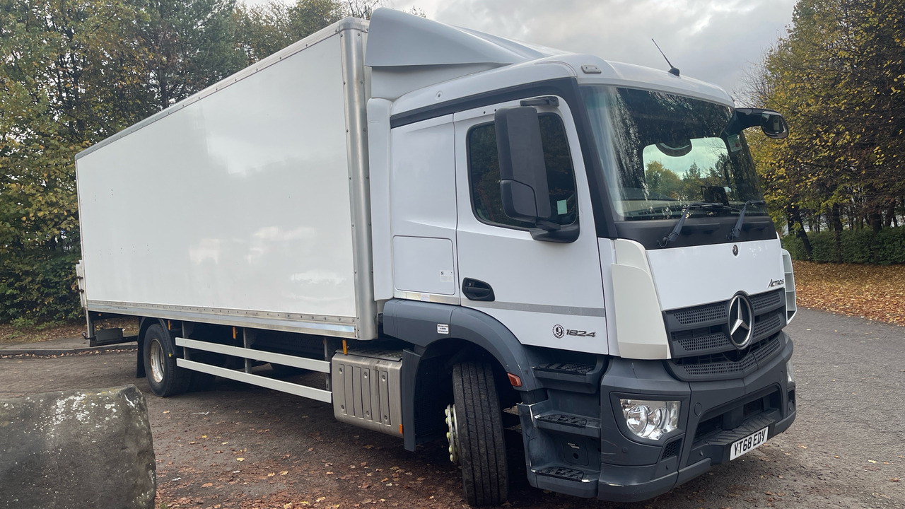 MERCEDES-BENZ ACTROS 1824 - Kamion sa zatvorenim sandukom: slika 1 MERCEDES-BENZ ACTROS 1824 - Kamion sa zatvorenim sandukom: slika 1