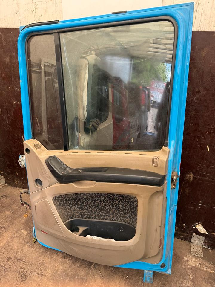 DAF XF 105,460 Beifahrertür Blau Spiegel Innenverkleidung LN 48 - Vrata i delovi za Kamion: slika 2 DAF XF 105,460 Beifahrertür Blau Spiegel Innenverkleidung LN 48 - Vrata i delovi za Kamion: slika 2