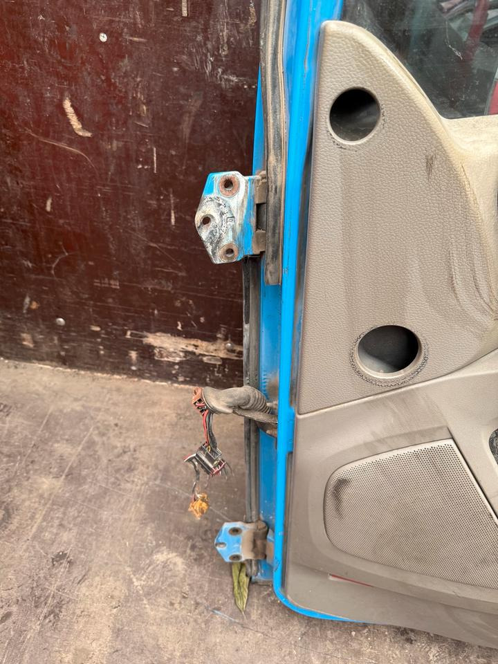 DAF XF 105,460 Beifahrertür Blau Spiegel Innenverkleidung LN 48 - Vrata i delovi za Kamion: slika 4 DAF XF 105,460 Beifahrertür Blau Spiegel Innenverkleidung LN 48 - Vrata i delovi za Kamion: slika 4