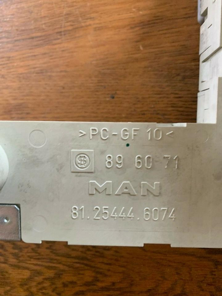 MAN TGS Sicherungskasten 81.25444.6074 - Osigurač za Kamion: slika 2 MAN TGS Sicherungskasten 81.25444.6074 - Osigurač za Kamion: slika 2