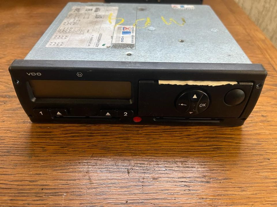 Mercedes-Benz Actros MP4 VDO Tachograph A0014469033 - Tahograf za Kamion: slika 1 Mercedes-Benz Actros MP4 VDO Tachograph A0014469033 - Tahograf za Kamion: slika 1