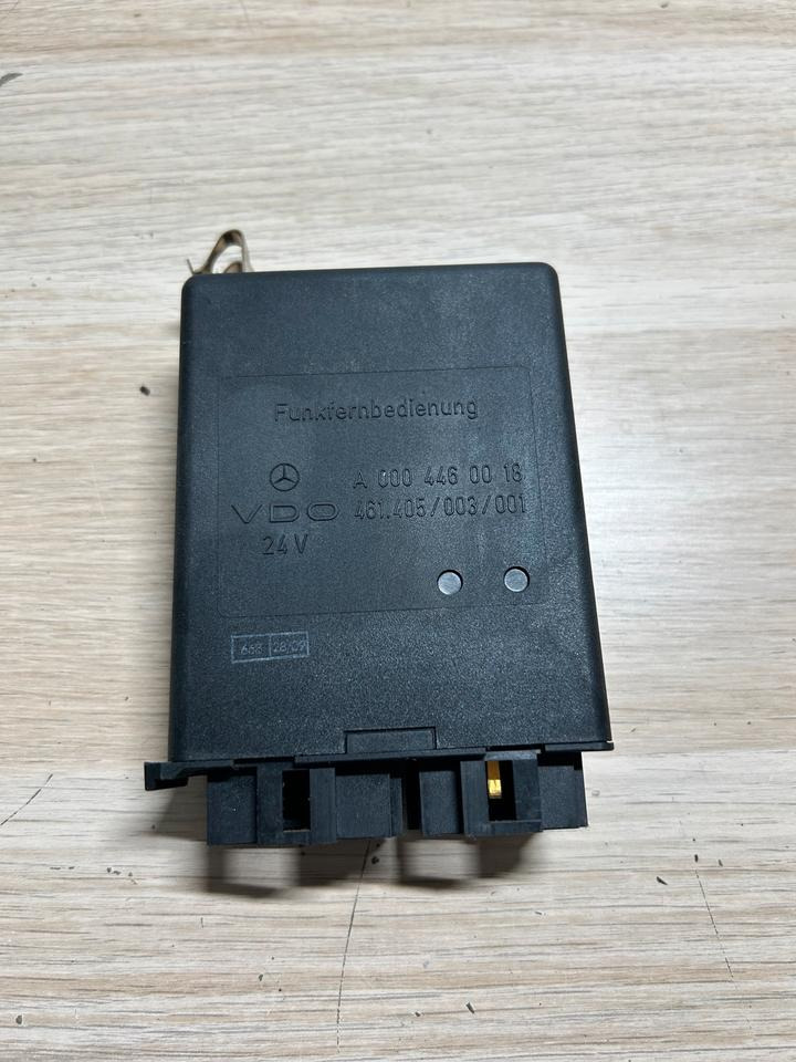 Mercedes-Benz Funkfernbedienung VDO Steuergerät 24V A0004460018 - Upravljačka jedinica: slika 2 Mercedes-Benz Funkfernbedienung VDO Steuergerät 24V A0004460018 - Upravljačka jedinica: slika 2
