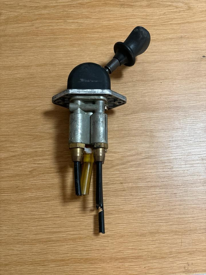 Mercedes KNORR-BREMSE Handbremsventil / Festellbremse 0481016603 - Ručica menjača za Kamion: slika 1 Mercedes KNORR-BREMSE Handbremsventil / Festellbremse 0481016603 - Ručica menjača za Kamion: slika 1