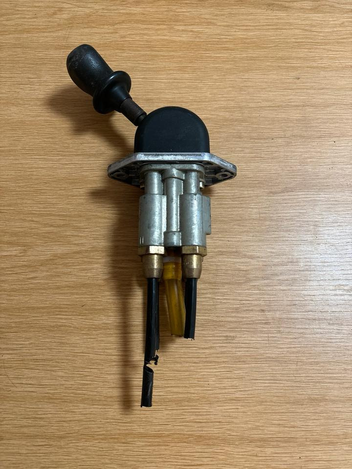 Mercedes KNORR-BREMSE Handbremsventil / Festellbremse 0481016603 - Ručica menjača za Kamion: slika 2 Mercedes KNORR-BREMSE Handbremsventil / Festellbremse 0481016603 - Ručica menjača za Kamion: slika 2