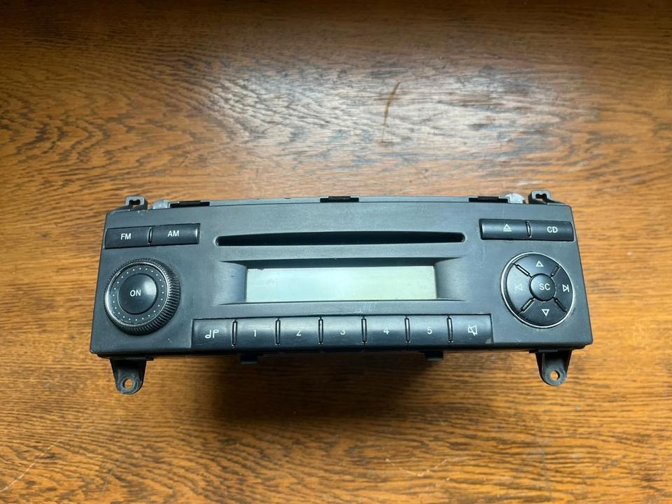 Mercedes Sprinter CD Radio 12V A9068200486 - Kabina i enterijer za Kamion: slika 1 Mercedes Sprinter CD Radio 12V A9068200486 - Kabina i enterijer za Kamion: slika 1