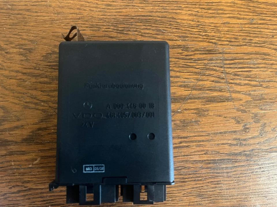 Mercedes-Benz Funkfernbedienung VDO Steuergerät 24V A0004460018 - Rezervni deo: slika 3 Mercedes-Benz Funkfernbedienung VDO Steuergerät 24V A0004460018 - Rezervni deo: slika 3