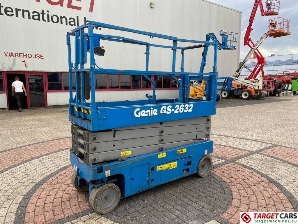 Genie GS-2632 Electric Scissor Work Lift 992cm - Lift u obliku makaza: slika 1 Genie GS-2632 Electric Scissor Work Lift 992cm - Lift u obliku makaza: slika 1