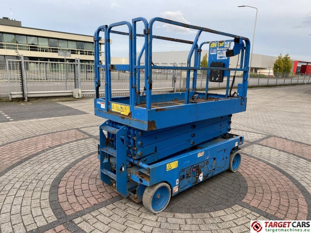 Genie GS-2646 Electric 2646 Scissor Work Lift 992cm - Lift u obliku makaza: slika 3 Genie GS-2646 Electric 2646 Scissor Work Lift 992cm - Lift u obliku makaza: slika 3