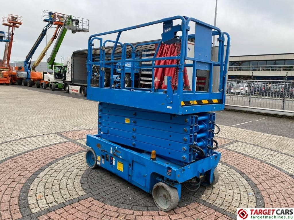 Genie GS-4047 Electric Scissor Work Lift 1389cm - Lift u obliku makaza: slika 2 Genie GS-4047 Electric Scissor Work Lift 1389cm - Lift u obliku makaza: slika 2
