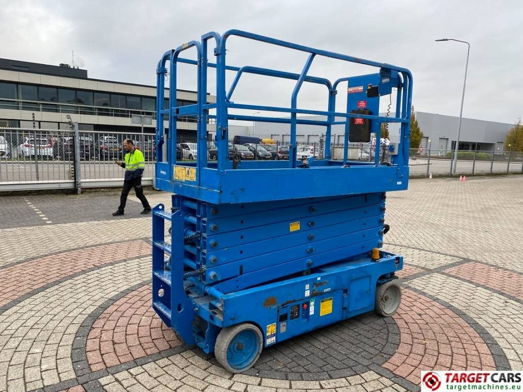 Genie GS-4047 Electric Scissor Work Lift 1389cm - Lift u obliku makaza: slika 3 Genie GS-4047 Electric Scissor Work Lift 1389cm - Lift u obliku makaza: slika 3
