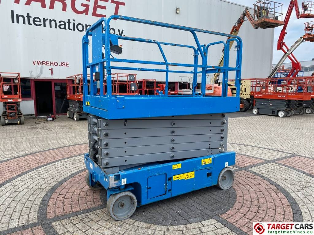 Genie GS-4047 Electric Scissor Work Lift 1389cm - Lift u obliku makaza: slika 1 Genie GS-4047 Electric Scissor Work Lift 1389cm - Lift u obliku makaza: slika 1