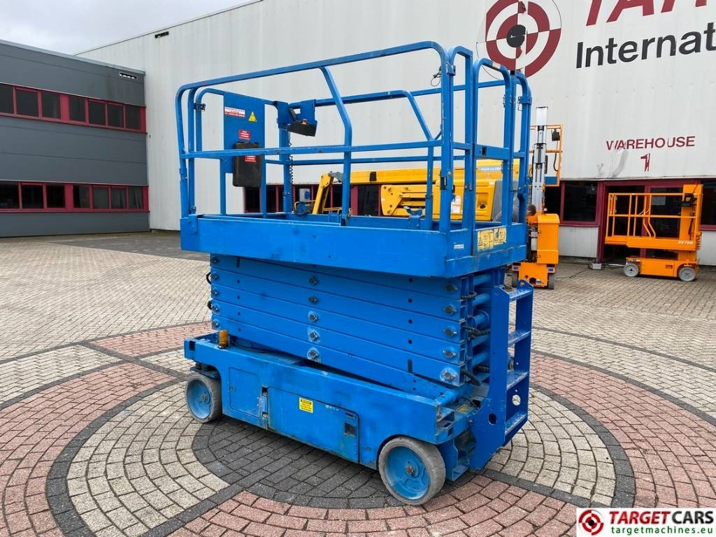 Genie GS-4047 Electric Scissor Work Lift 1389cm - Lift u obliku makaza: slika 4 Genie GS-4047 Electric Scissor Work Lift 1389cm - Lift u obliku makaza: slika 4
