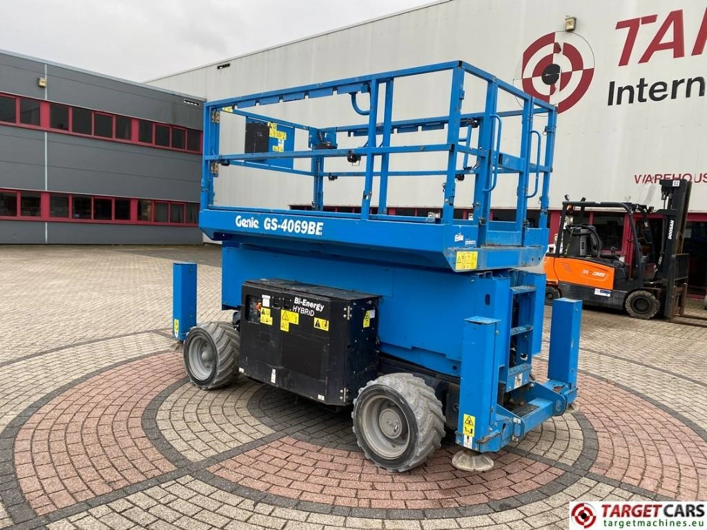 Genie GS-4069BE HyBrid Scissor Work Lift 1412cm - Lift u obliku makaza: slika 4 Genie GS-4069BE HyBrid Scissor Work Lift 1412cm - Lift u obliku makaza: slika 4