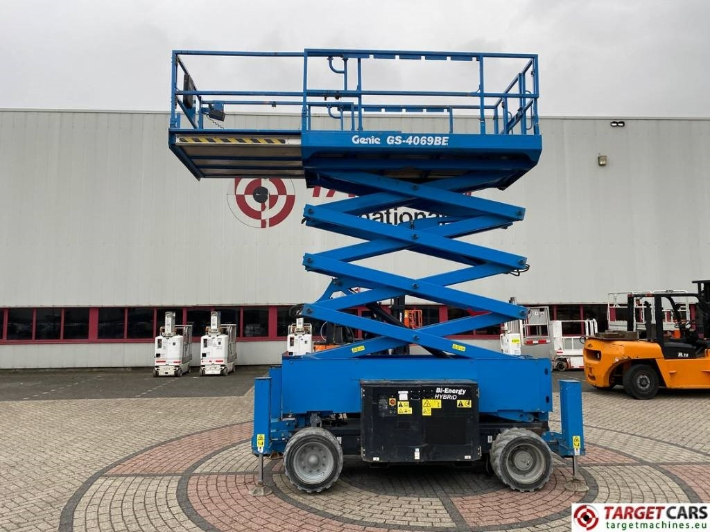 Genie GS-4069BE HyBrid Scissor Work Lift 1412cm - Lift u obliku makaza: slika 5 Genie GS-4069BE HyBrid Scissor Work Lift 1412cm - Lift u obliku makaza: slika 5