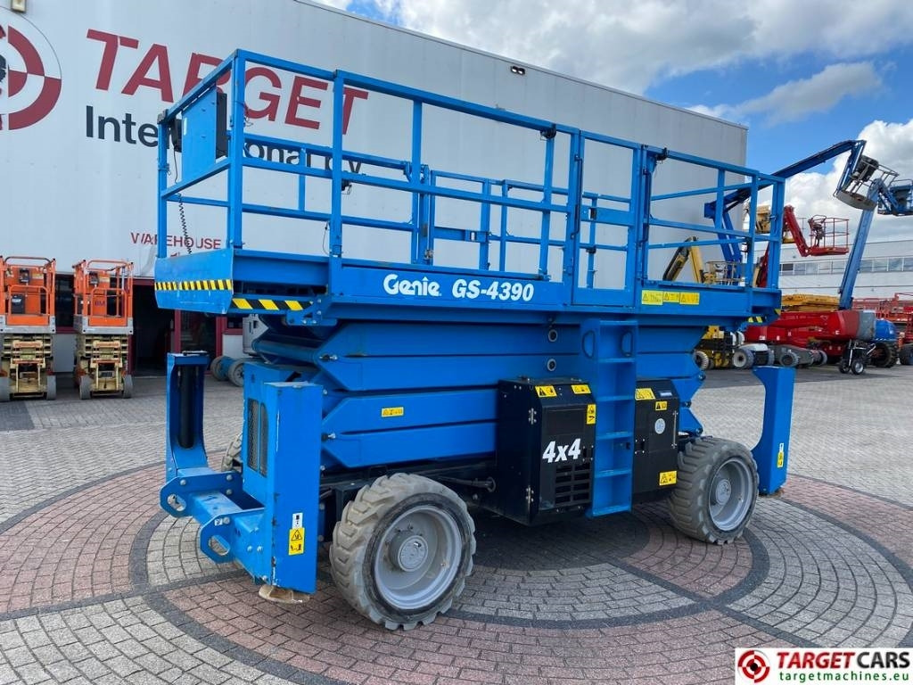 Genie GS-4390 RT LPG 4x4 Scissor Work Lift 1511cm - Lift u obliku makaza: slika 1 Genie GS-4390 RT LPG 4x4 Scissor Work Lift 1511cm - Lift u obliku makaza: slika 1