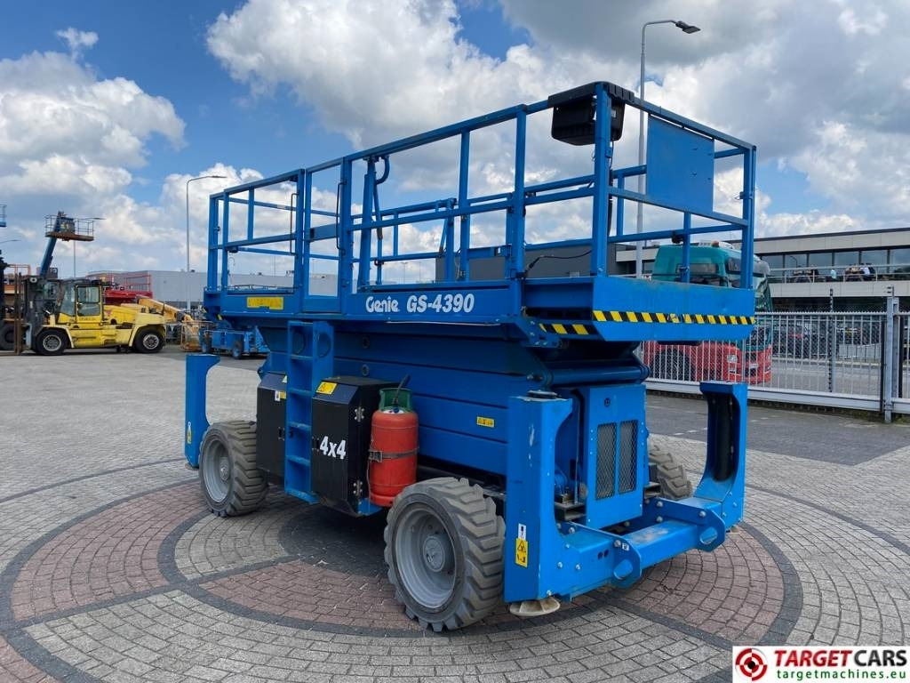Genie GS-4390 RT LPG 4x4 Scissor Work Lift 1511cm - Lift u obliku makaza: slika 2 Genie GS-4390 RT LPG 4x4 Scissor Work Lift 1511cm - Lift u obliku makaza: slika 2