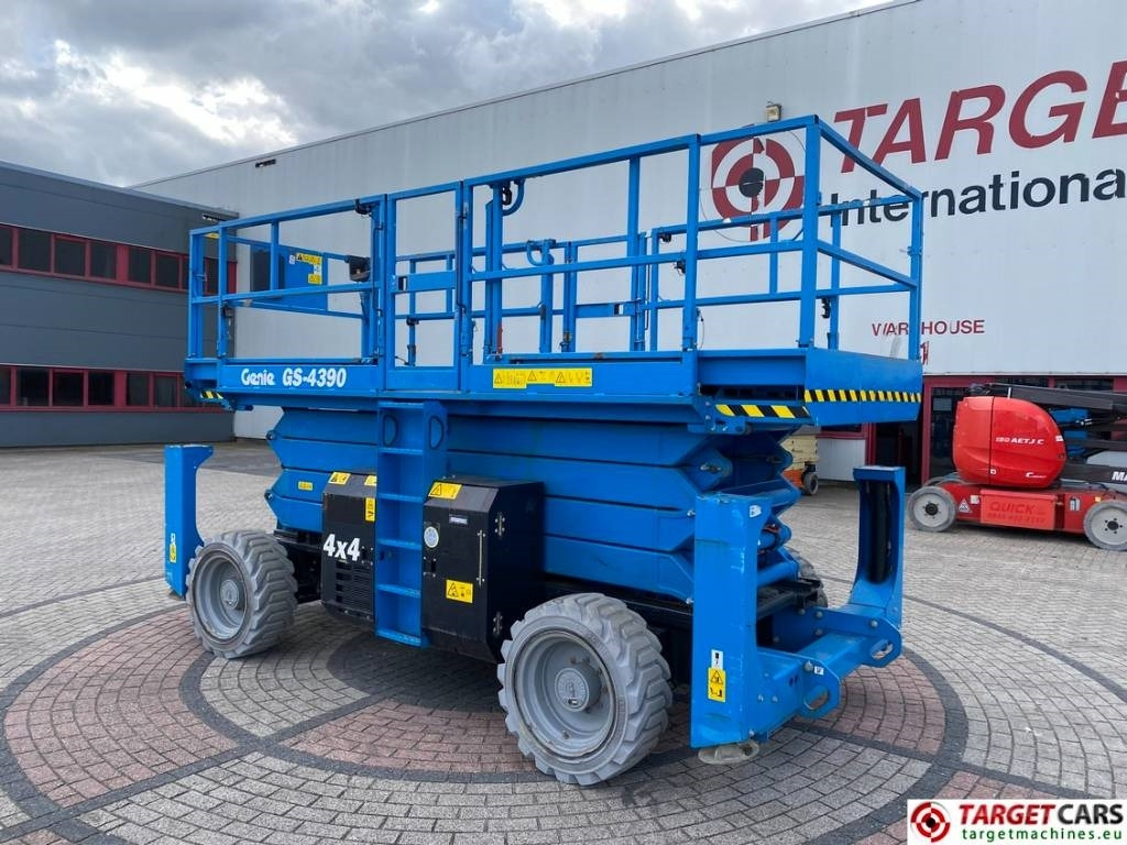Genie GS-4390 RT LPG Scissor 4x4 Work Lift 1511cm - Lift u obliku makaza: slika 4 Genie GS-4390 RT LPG Scissor 4x4 Work Lift 1511cm - Lift u obliku makaza: slika 4