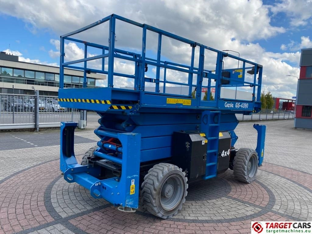 Genie GS-4390 RT LPG Scissor 4x4 Work Lift 1511cm - Lift u obliku makaza: slika 3 Genie GS-4390 RT LPG Scissor 4x4 Work Lift 1511cm - Lift u obliku makaza: slika 3