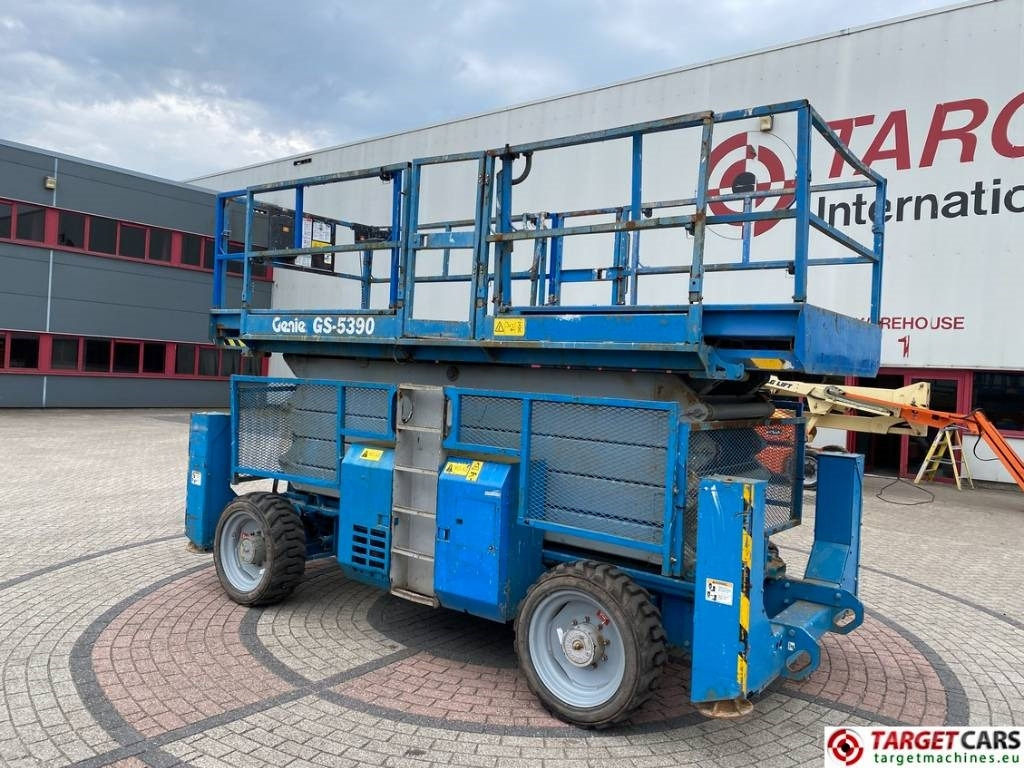 Genie GS-5390RT Diesel 4x4 Scissor Work Lift 1815cm - Lift u obliku makaza: slika 4 Genie GS-5390RT Diesel 4x4 Scissor Work Lift 1815cm - Lift u obliku makaza: slika 4