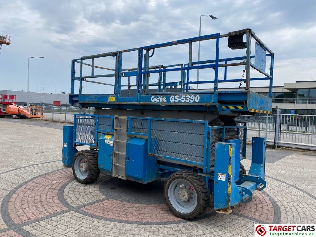Genie GS-5390RT Diesel 4x4 Scissor Work Lift 1815cm - Lift u obliku makaza: slika 2 Genie GS-5390RT Diesel 4x4 Scissor Work Lift 1815cm - Lift u obliku makaza: slika 2