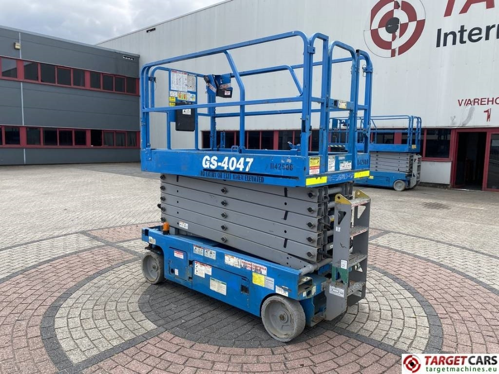 Genie GS4047 Electric 4047 Scissor Work Lift 1389cm - Lift u obliku makaza: slika 4 Genie GS4047 Electric 4047 Scissor Work Lift 1389cm - Lift u obliku makaza: slika 4