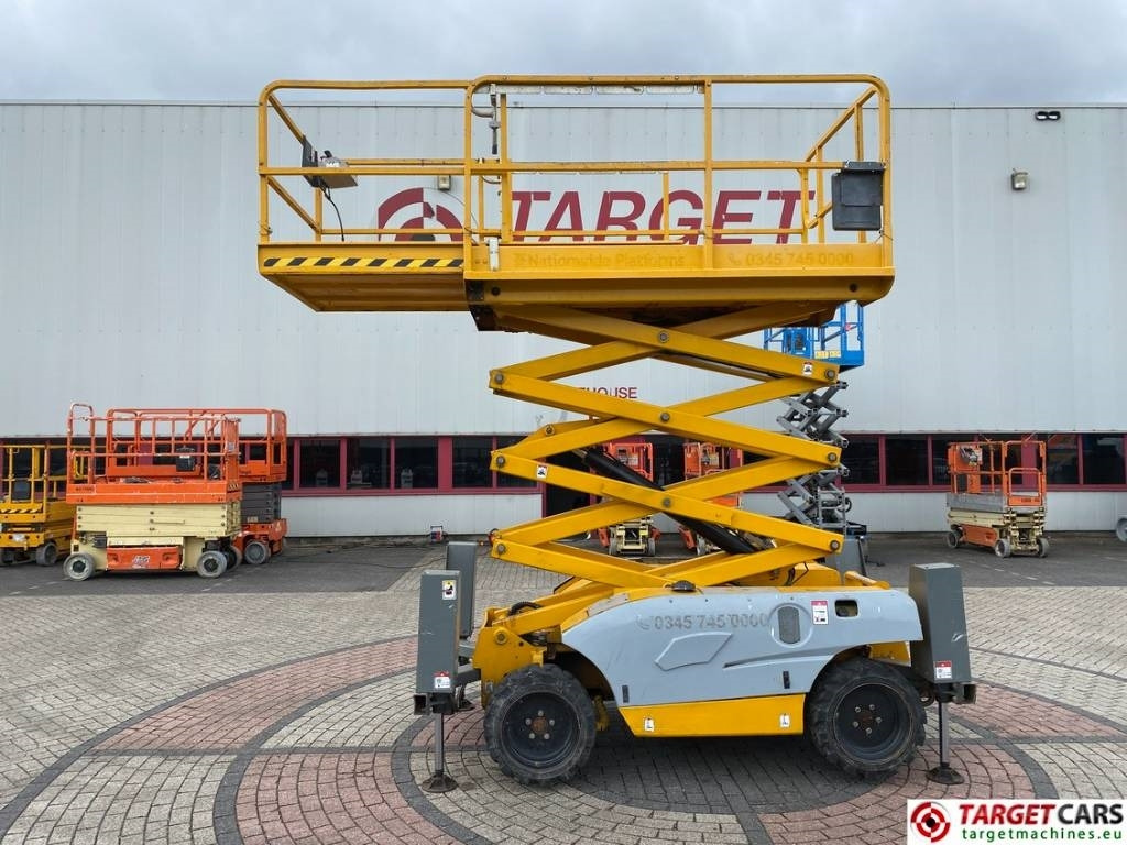 Haulotte Compact 10DX Diesel 4x4 Scissor Work Lift 1015cm - Lift u obliku makaza: slika 5 Haulotte Compact 10DX Diesel 4x4 Scissor Work Lift 1015cm - Lift u obliku makaza: slika 5