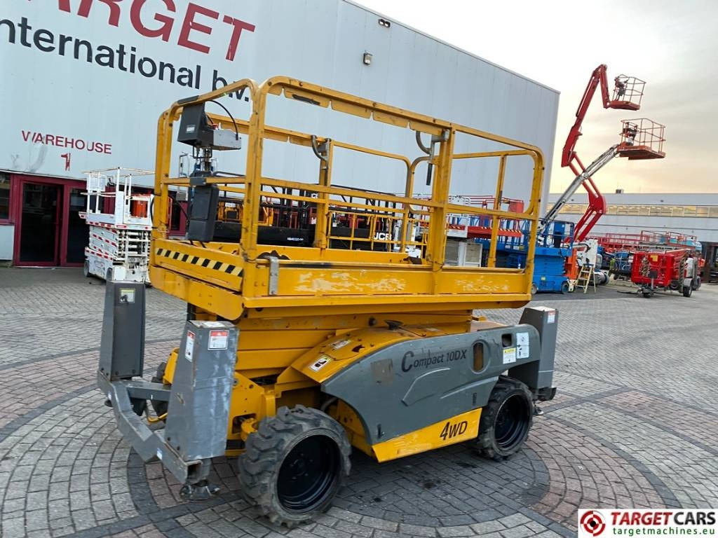 Haulotte Compact 10DX Diesel 4x4 Scissor Work Lift 1015cm - Lift u obliku makaza: slika 1 Haulotte Compact 10DX Diesel 4x4 Scissor Work Lift 1015cm - Lift u obliku makaza: slika 1