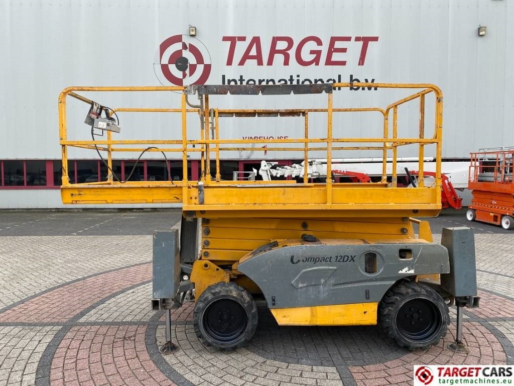 Haulotte Compact 12DX Diesel 4x4 Scissor Work Lift 1206cm - Lift u obliku makaza: slika 5 Haulotte Compact 12DX Diesel 4x4 Scissor Work Lift 1206cm - Lift u obliku makaza: slika 5