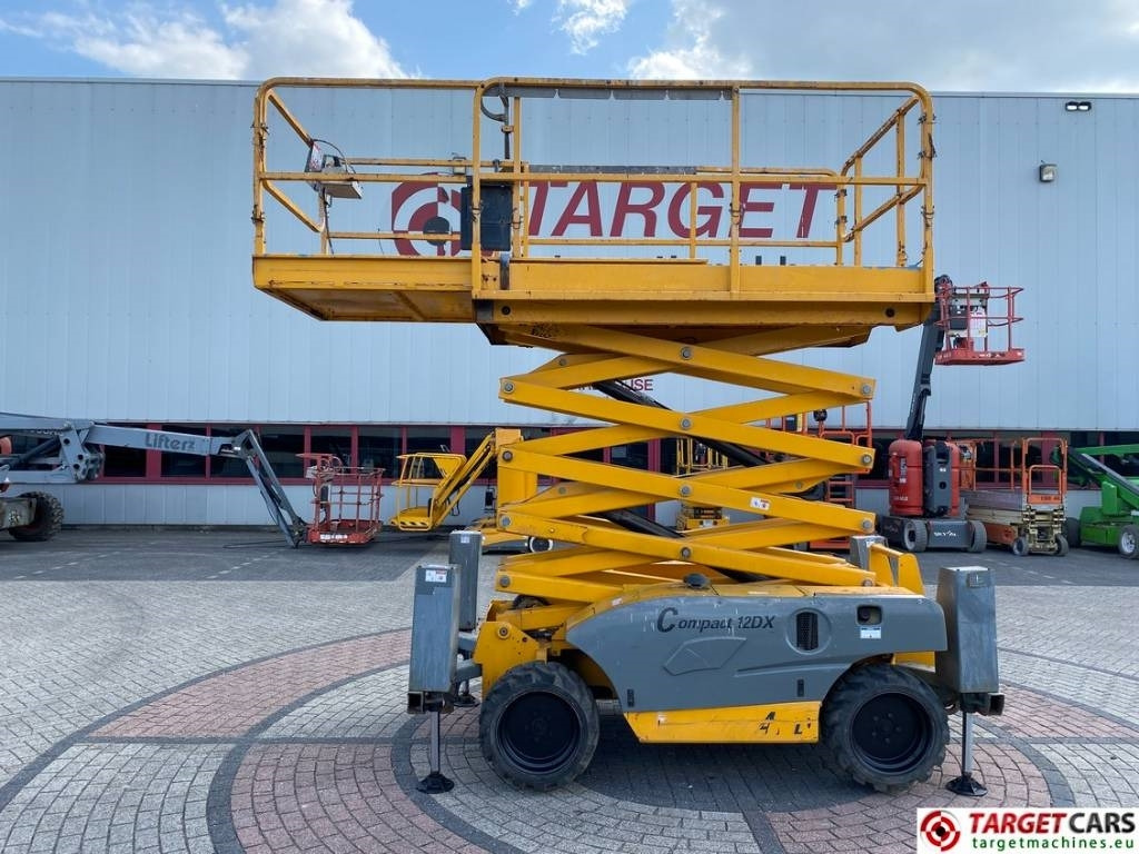 Haulotte Compact 12DX Diesel 4x4 Scissor Work Lift 1206cm - Lift u obliku makaza: slika 5 Haulotte Compact 12DX Diesel 4x4 Scissor Work Lift 1206cm - Lift u obliku makaza: slika 5
