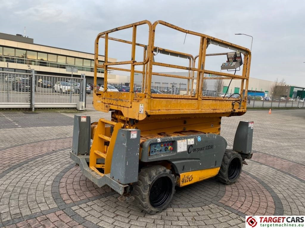 Haulotte Compact 12DX Diesel 4x4 Scissor Work Lift 1206cm - Lift u obliku makaza: slika 3 Haulotte Compact 12DX Diesel 4x4 Scissor Work Lift 1206cm - Lift u obliku makaza: slika 3