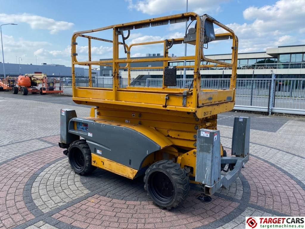 Haulotte Compact 12DX Diesel 4x4 Scissor Work Lift 1206cm - Lift u obliku makaza: slika 2 Haulotte Compact 12DX Diesel 4x4 Scissor Work Lift 1206cm - Lift u obliku makaza: slika 2