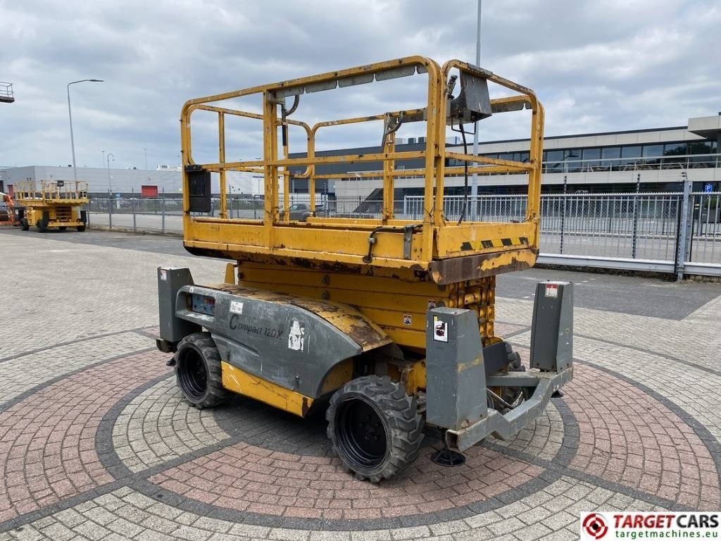 Haulotte Compact 12DX Diesel 4x4 Scissor Work Lift 1206cm - Lift u obliku makaza: slika 2 Haulotte Compact 12DX Diesel 4x4 Scissor Work Lift 1206cm - Lift u obliku makaza: slika 2