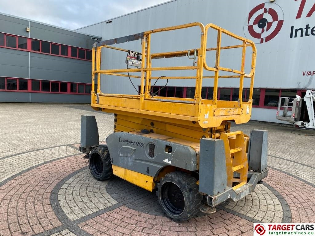 Haulotte Compact 12DX Diesel 4x4 Scissor Work Lift 1206cm - Lift u obliku makaza: slika 4 Haulotte Compact 12DX Diesel 4x4 Scissor Work Lift 1206cm - Lift u obliku makaza: slika 4