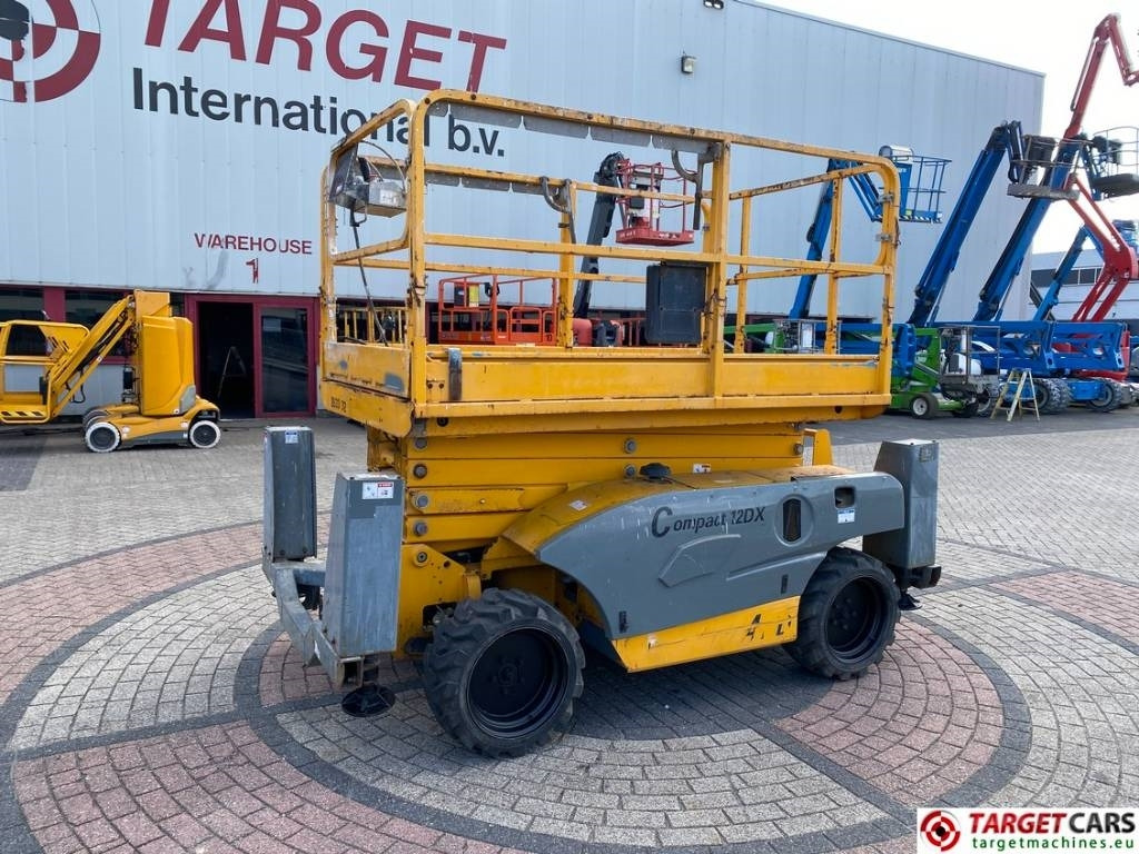 Haulotte Compact 12DX Diesel 4x4 Scissor Work Lift 1206cm - Lift u obliku makaza: slika 1 Haulotte Compact 12DX Diesel 4x4 Scissor Work Lift 1206cm - Lift u obliku makaza: slika 1