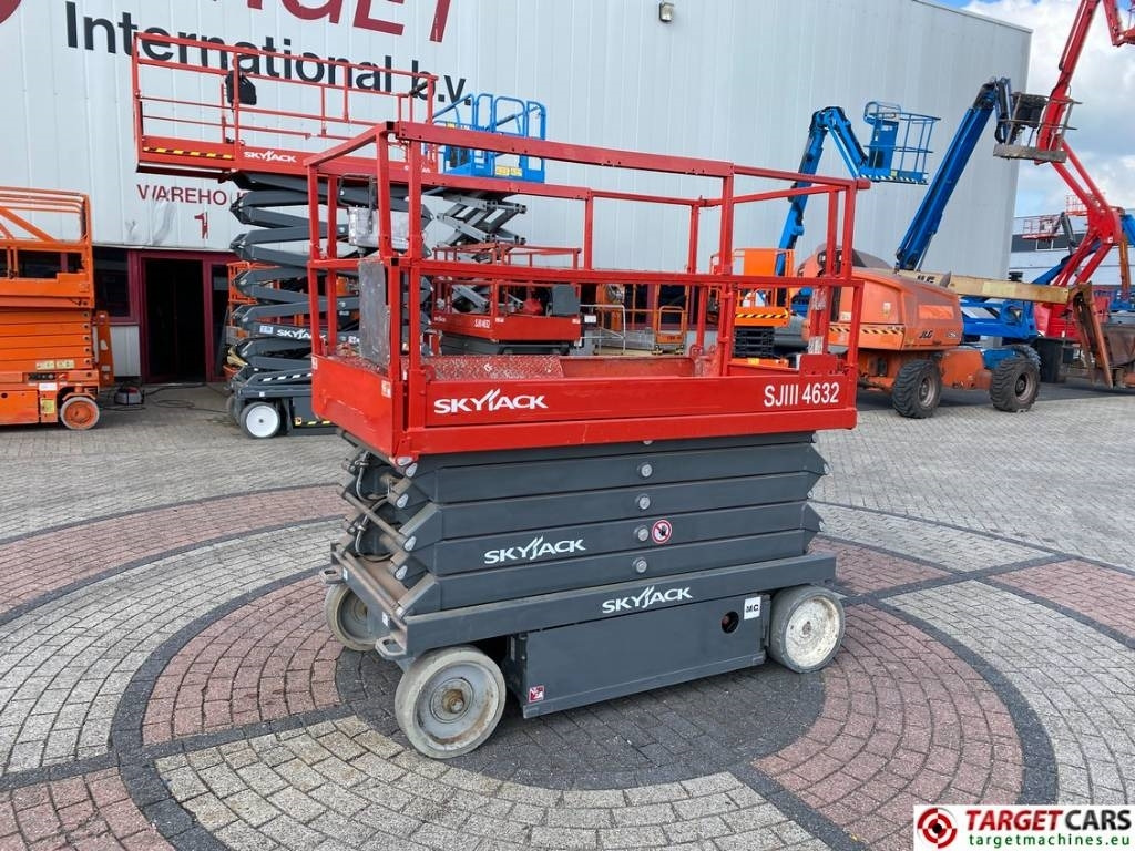 SkyJack SJ4632 Electric 4632 Scissor Work Lift 1170cm - Lift u obliku makaza: slika 1 SkyJack SJ4632 Electric 4632 Scissor Work Lift 1170cm - Lift u obliku makaza: slika 1