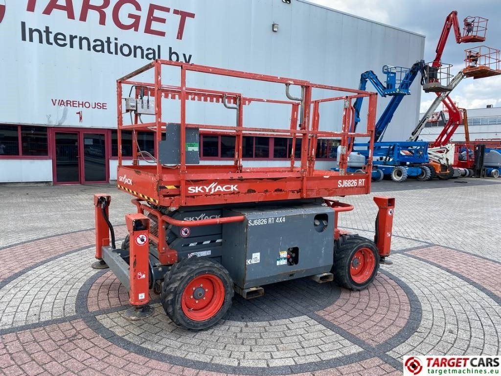 SkyJack SJ6826 RT Diesel 4x4 Scissor 6826 Work Lift 992cm - Lift u obliku makaza: slika 1 SkyJack SJ6826 RT Diesel 4x4 Scissor 6826 Work Lift 992cm - Lift u obliku makaza: slika 1